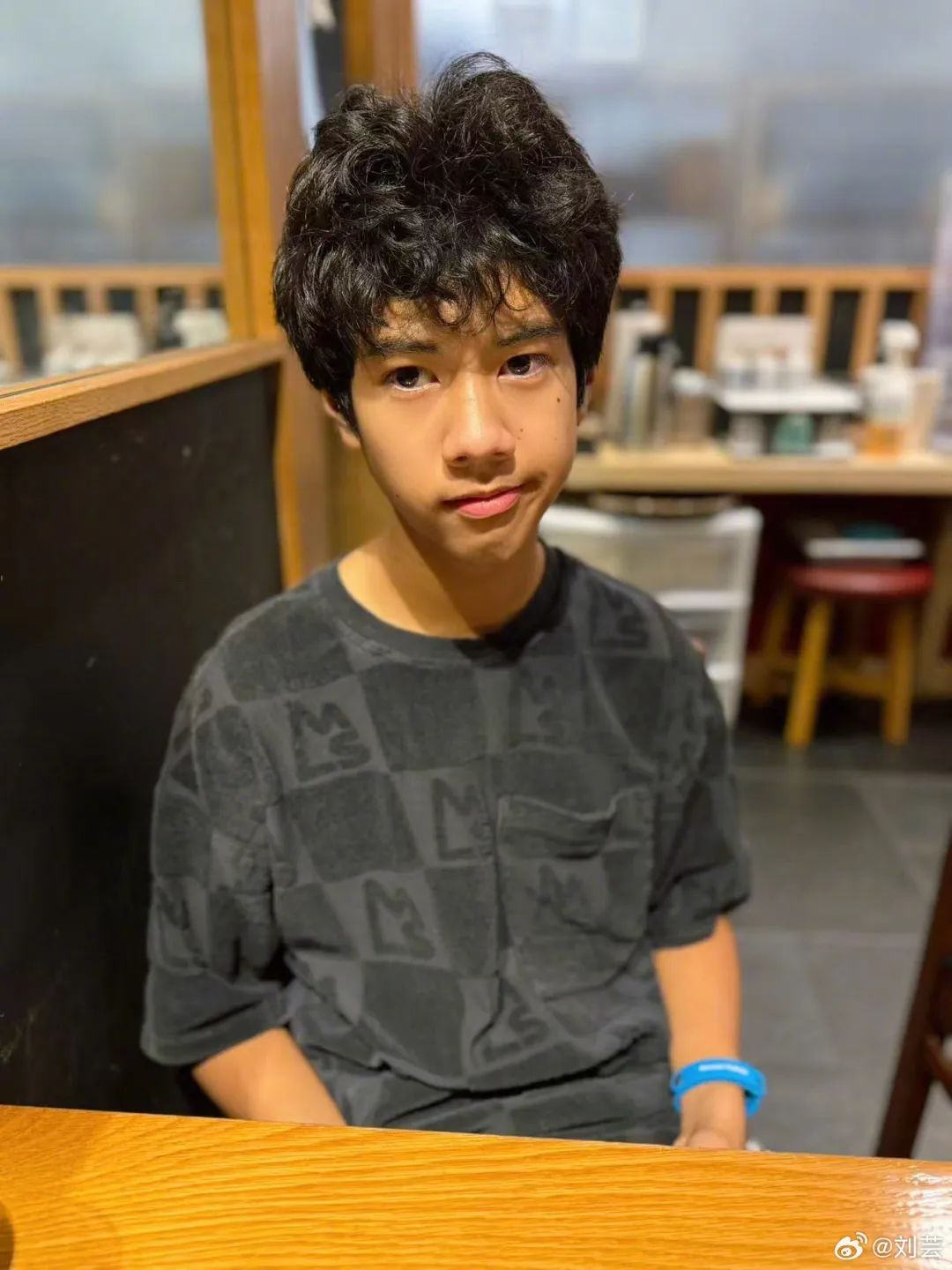 郑钧14岁儿子近照引热议 刘芸晒照帮儿子挽回颜值形象